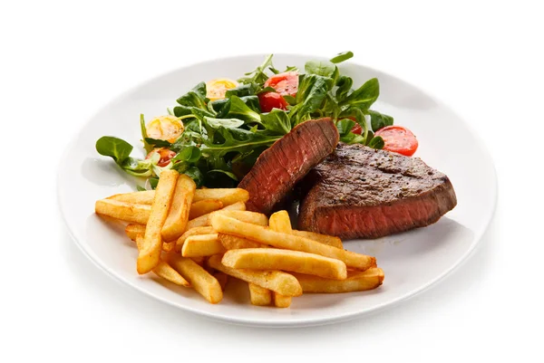 Střední Grilovaný Hovězí Steak Hranolky Zeleninový Salát Bílé Plotně — Stock fotografie