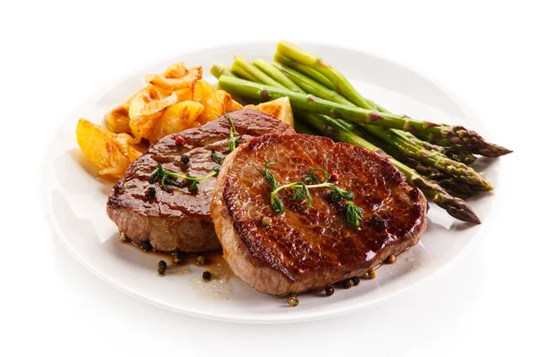 Beef Medallions Garnished Vegetables White Plate — Stock Photo, Image