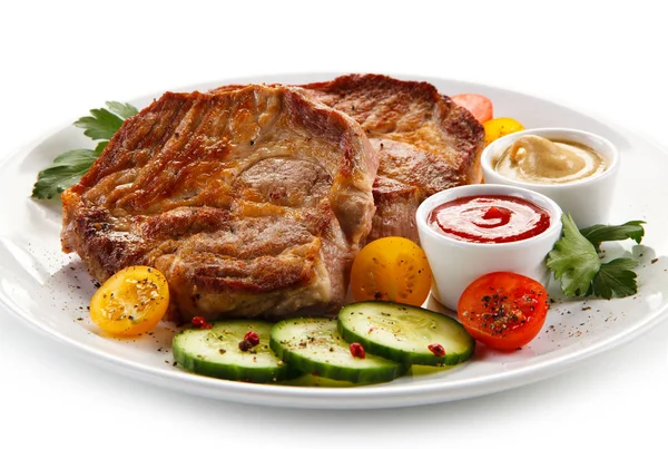 Sluit Weergave Geroosterde Varkensvlees Steaks Met Gesneden Komkommer Kerstomaatjes Mosterd — Stockfoto