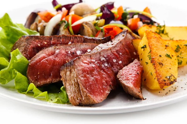 Zavřít Pohled Vzácných Plátky Hovězí Steak Pečenými Brambory Zeleninový Salát — Stock fotografie