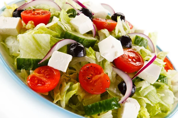 Detailoverzicht Van Griekse Salade Geserveerd Kom Geïsoleerd Witte Achtergrond — Stockfoto