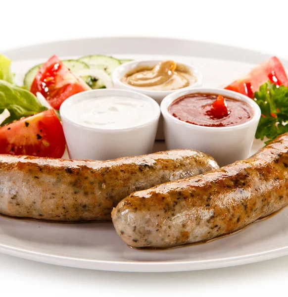 Blick Auf Bratwürste Mit Gurkenscheiben Kirschtomaten Salat Senf Mayonnaise Und — Stockfoto