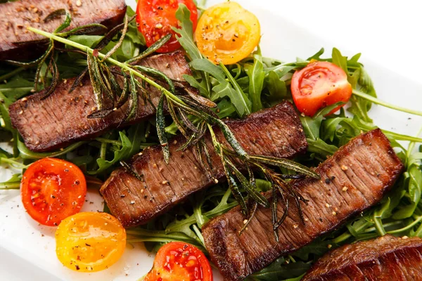 Vista Próxima Bife Grelhado Médio Com Tomate Cereja Rúcula Prato — Fotografia de Stock