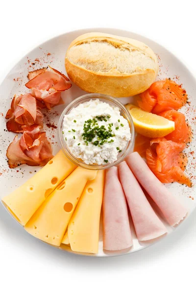 Ansicht Der Weißen Platte Mit Lachs Schinken Käse Schinken Zitrone — Stockfoto