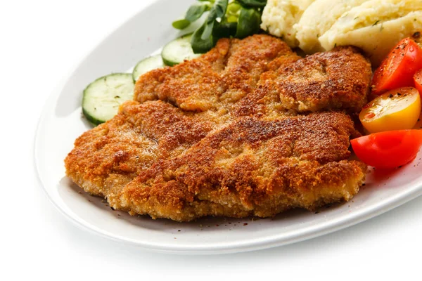 Detailoverzicht Van Varkensvlees Schnitzel Gegarneerd Met Dumplings Van Aardappel Tomaten — Stockfoto