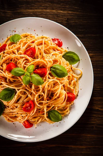 Ovanifrån Spaghetti Med Körsbärstomater Och Basilika Blad Vit Platta Trä — Stockfoto