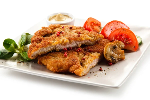 Vista Detallada Del Schnitzel Cerdo Rodajas Con Tomates Pepinos Espinacas —  Fotos de Stock