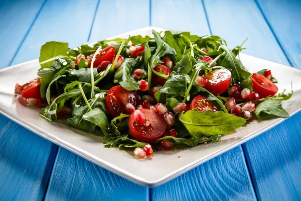 Salade Roquette Tomates Cerises Graines Grenat Sur Assiette Blanche Sur — Photo