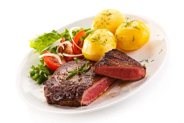 Vzácné Grilovaný Hovězí Steak Vařenými Brambory Zeleninový Salát Podávaný Bílé — Stock fotografie