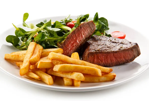 Schließen Sie Die Ansicht Von Mittlerem Gegrilltem Rindersteak Mit Pommes — Stockfoto