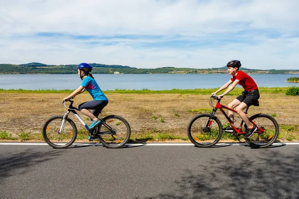 Vue Latérale Jeune Couple Vélo Campagne Sur Fond Rivière — Photo