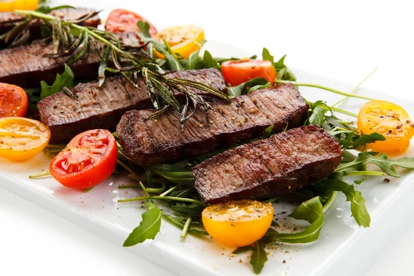 Vista Próxima Bife Grelhado Médio Com Tomate Cereja Rúcula Prato — Fotografia de Stock