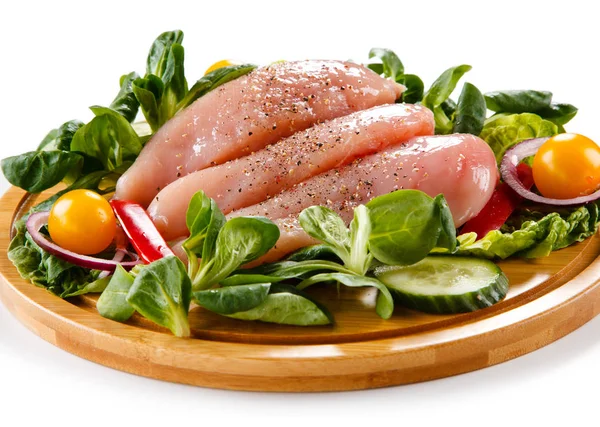 Rohe Hühnerbrust Mit Gemüse Auf Holzplatte — Stockfoto