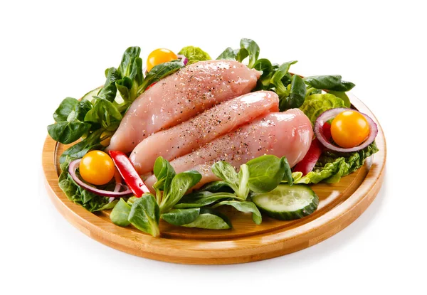 Petto Pollo Crudo Con Verdure Piatto Legno — Foto Stock