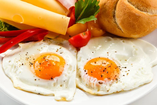 Προβολή Λεπτομερειών Τηγανητά Αυγά Φέτες Ζαμπόν Τυρί Ντομάτα Και Πιπεριά — Φωτογραφία Αρχείου
