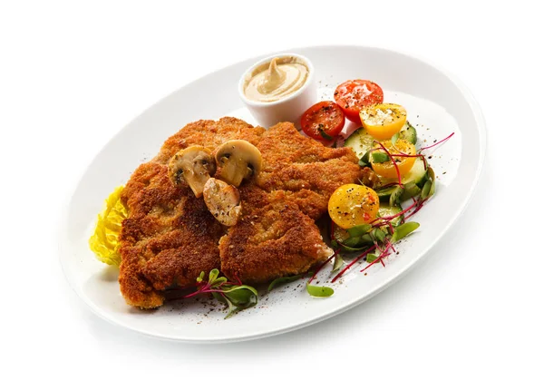 Escalope Porc Aux Tomates Concombres Sauce Sur Assiette Blanche — Photo