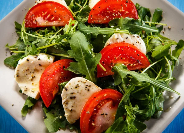 Salade Caprese Mozzarella Tomates Roquette Sur Assiette Blanche Sur Fond — Photo