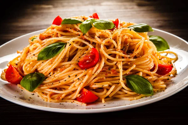 Részlet Nézet Spagetti Koktélparadicsommal Bazsalikommal Hagy Fehér Tányérra Fából Készült — Stock Fotó