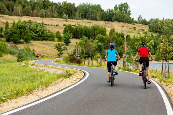 Visão Traseira Jovens Casais Andando Bicicleta Campo — Fotografia de Stock