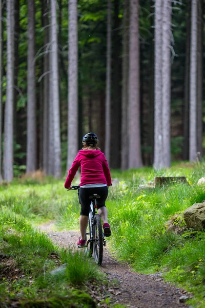 Vista Trasera Mujer Montar Bicicleta Bosque — Foto de Stock