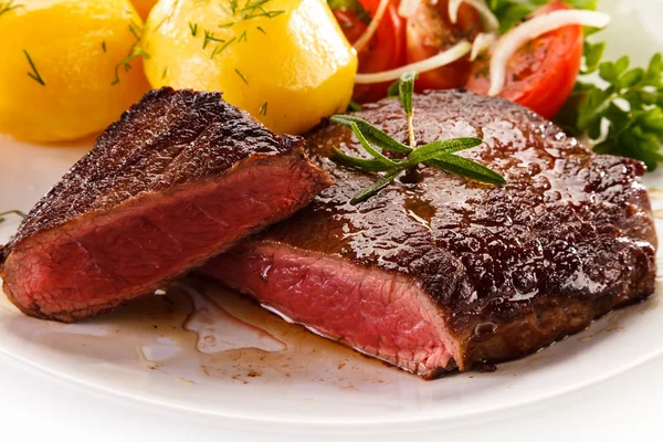 Detailní Pohled Vzácných Grilovaný Hovězí Steak Vařenými Brambory Zeleninový Salát — Stock fotografie
