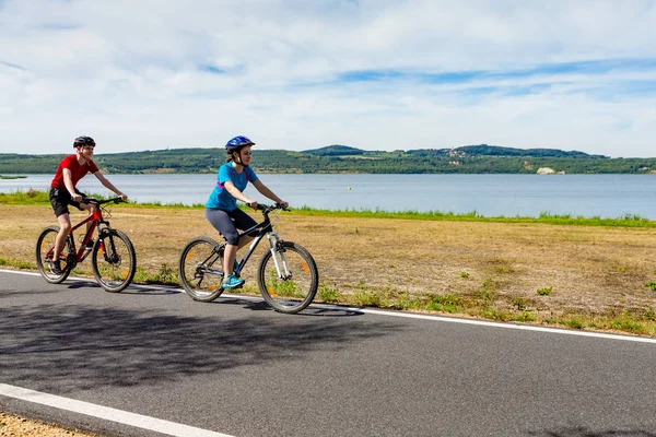 Sidovy Ungt Par Ridning Cyklar Landsbygden River Bakgrund — Stockfoto