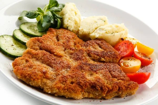 Detail View Pork Schnitzel Garnished Potato Dumplings Tomatoes Cucumbers Spinach — Stock Photo, Image