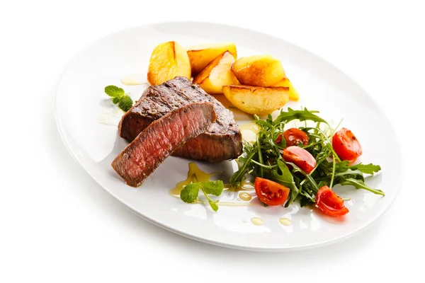 Střední Grilovaný Hovězí Steak Pečenými Brambory Zeleninový Salát Bílé Plotně — Stock fotografie