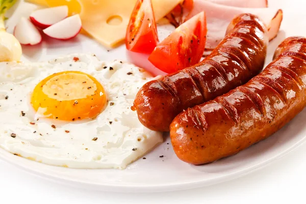 Vista Detallada Salchichas Asadas Con Huevo Queso Rodajas Jamón Tomates — Foto de Stock