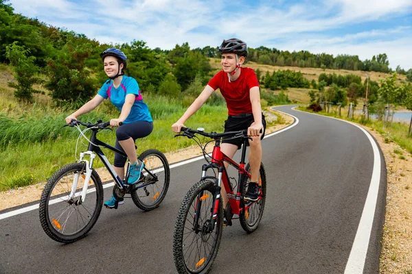 Young Couple Riding Bicycles Countryside — Stock Photo, Image