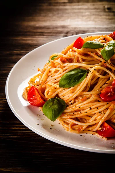 Vista Detallada Espaguetis Con Tomates Cherry Hojas Albahaca Sobre Plato —  Fotos de Stock