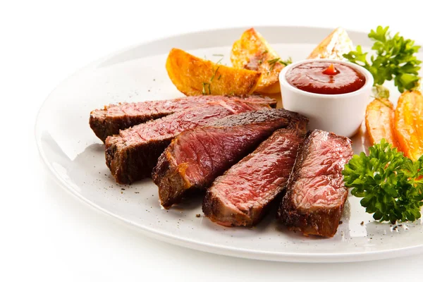Detailní Pohled Plátky Vzácné Hovězí Steak Pečenými Brambory Mrkev Bílé — Stock fotografie