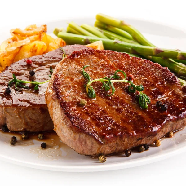 Detail View Beef Medallions Garnished Vegetables White Plate — Stock Photo, Image