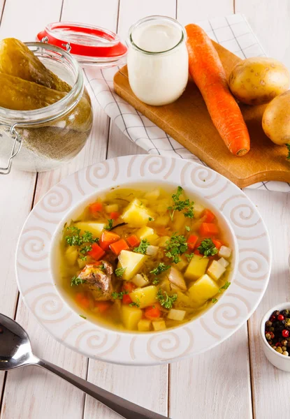 Suppe Mit Gemüse Und Fleisch Dekorierter Schüssel Mit Löffel — Stockfoto
