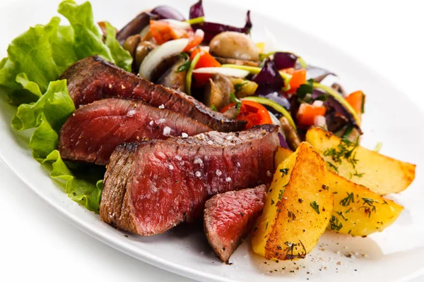 白いプレートに珍しい牛肉ステーキ ロースト ポテトと野菜のサラダの表示を閉じる — ストック写真