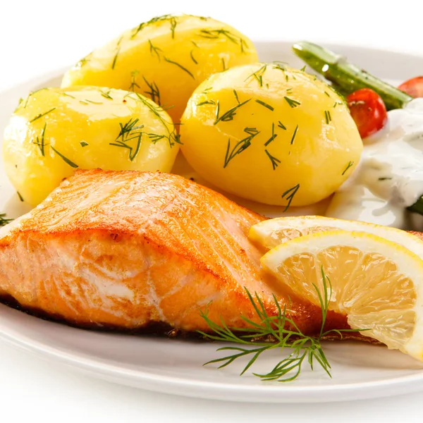 Detailoverzicht Van Gebakken Zalm Met Gekookte Aardappelen Asperges Cherry Tomaten — Stockfoto