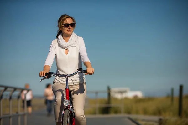 Vacker Kvinna Fritidskläder Som Cyklar Sport Och Aktivitet Koncept — Stockfoto