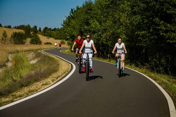 田舎で一緒に自転車に乗って幸せな家族 — ストック写真