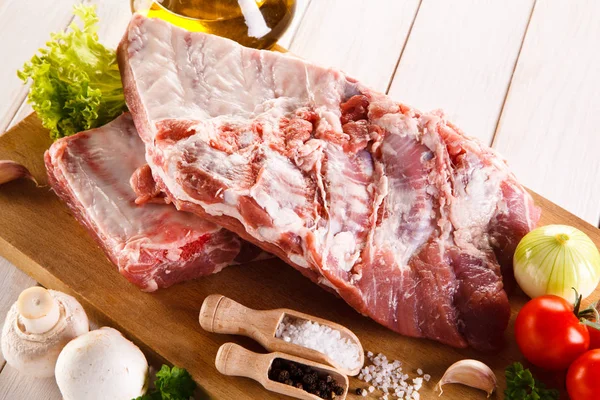 蔬菜和香料木木板上的生牛肉肋 — 图库照片