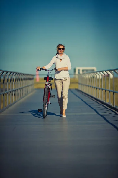 Mujer Bonita Con Bicicleta Roja Puente Concepto Deporte Ocio —  Fotos de Stock