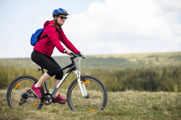 Aktive Frau Sportbekleidung Fährt Fahrrad Feld — Stockfoto