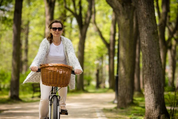 Volwassen Vrouw Vrijetijdskleding Vrouwelijke Fiets Park — Stockfoto