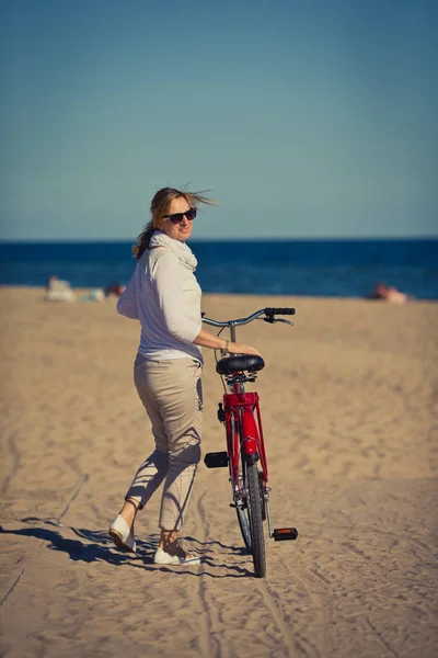 Pretty Woman Casual Wear Walking Bicycle Searside Sport Leisure Concept — Stock Photo, Image