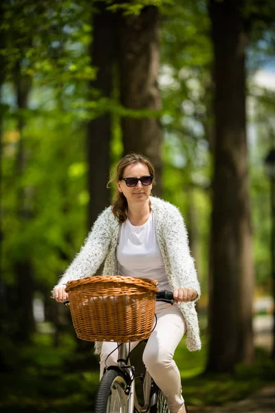 Donna Adulta Abbigliamento Casual Cavalcando Femminile Bicicletta Nel Parco — Foto Stock