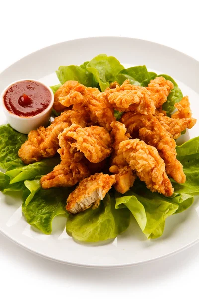 Nuggets Pollo Con Salsa Barbacoa Lechuga Plato Blanco — Foto de Stock