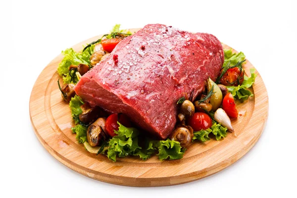 Сырое Мясо Свинины Овощами Деревянной Тарелке Белом Фоне — стоковое фото
