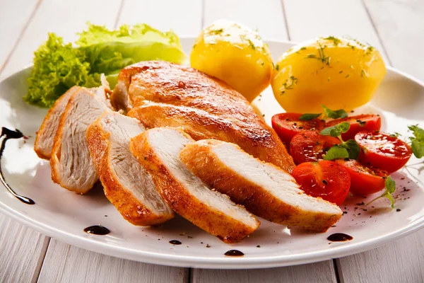 Filé Frango Com Batatas Cozidas Legumes Frescos — Fotografia de Stock