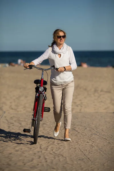 Mujer Bonita Ropa Casual Caminando Con Bicicleta Orilla Del Mar —  Fotos de Stock