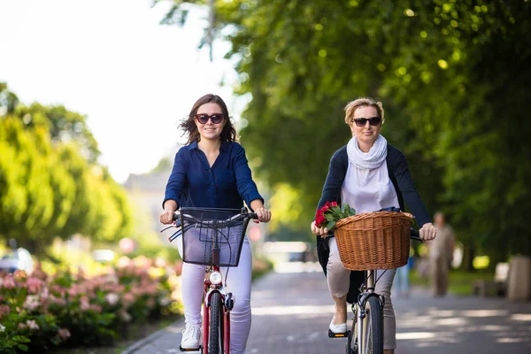 Due Donne Bicicletta Insieme Nel Parco Autunnale — Foto Stock