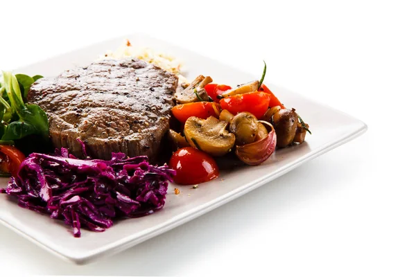 Detailansicht Gegrilltes Filet Mignon Mit Gedünstetem Und Frischem Gemüse Auf — Stockfoto